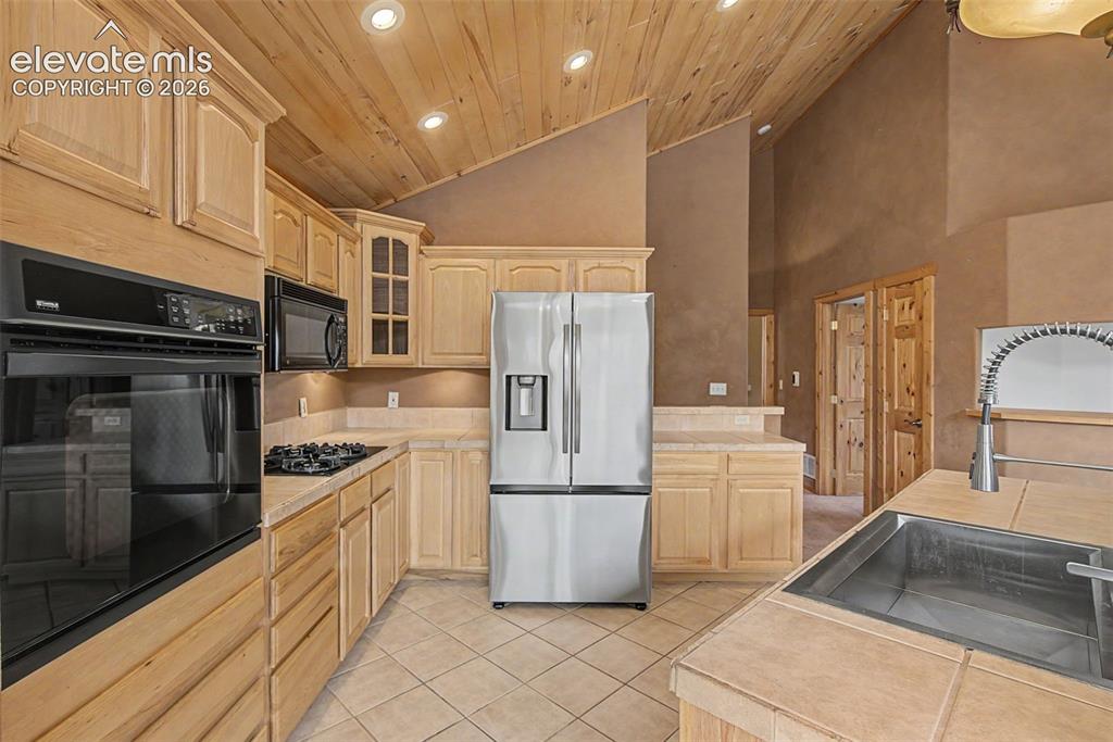 Image 16 of 46: Kitchen