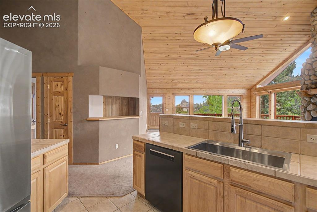 Image 17 of 46: Kitchen