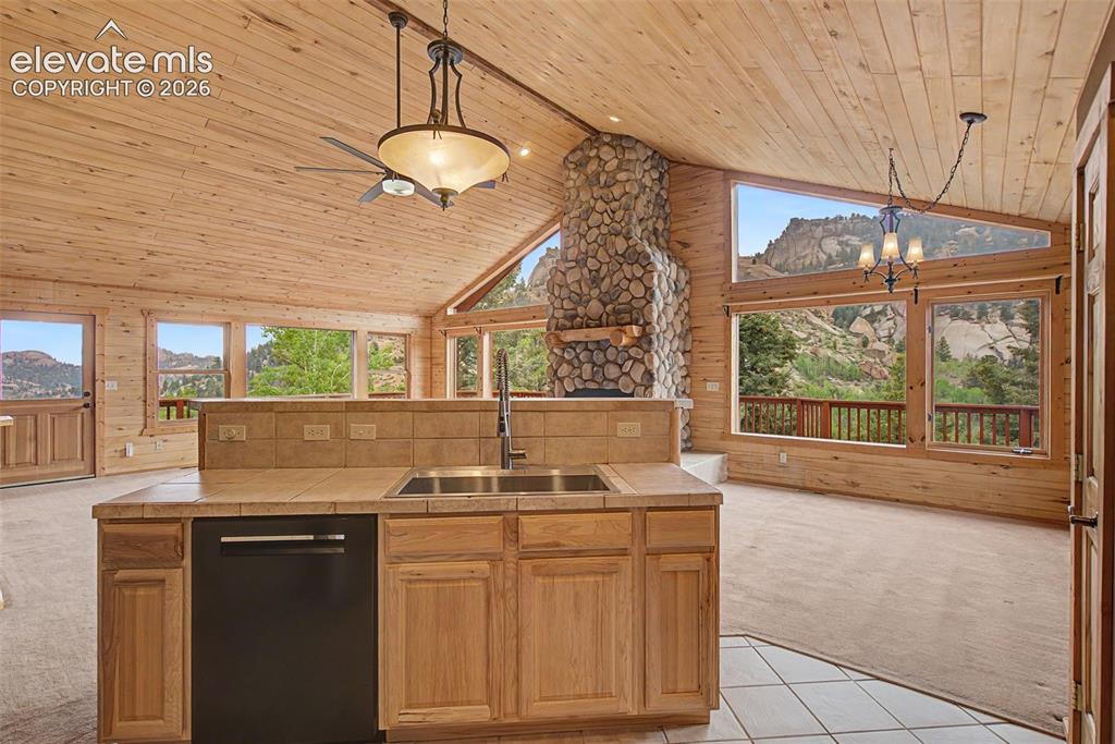 Image 18 of 46: Kitchen