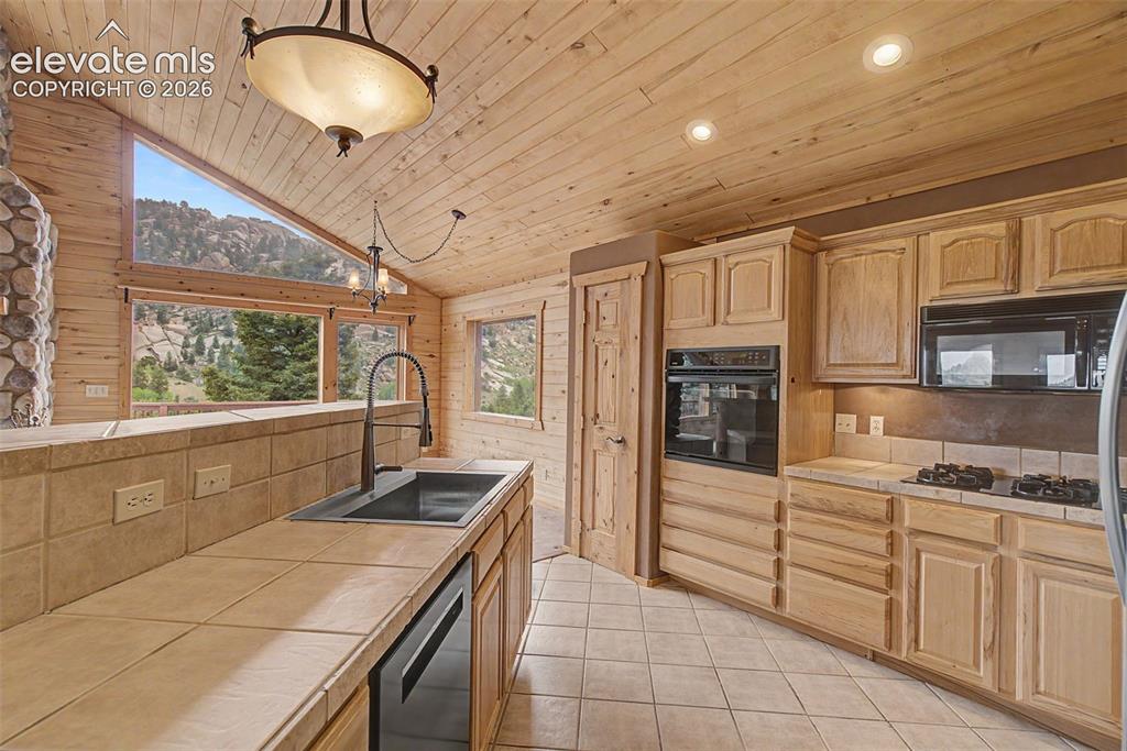 Image 19 of 46: Kitchen