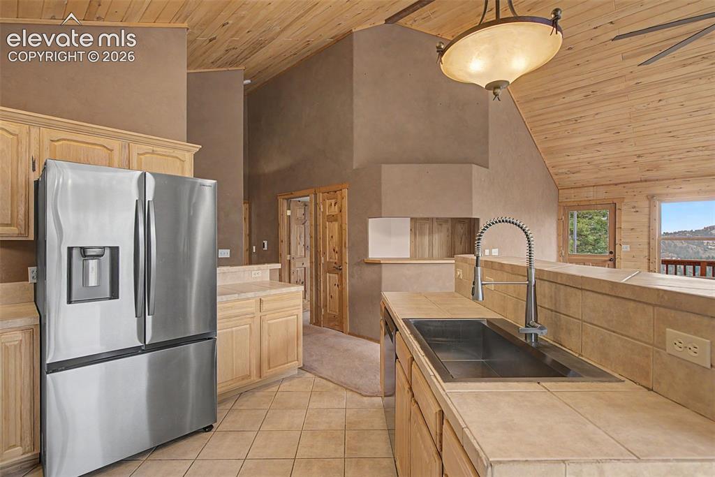 Image 20 of 46: Kitchen