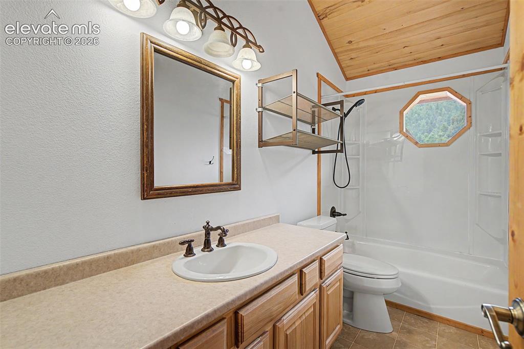 Image 29 of 46: Bathroom