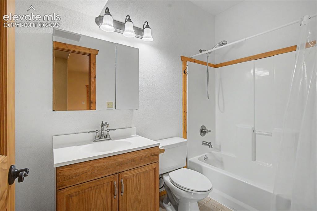 Image 34 of 46: Bathroom