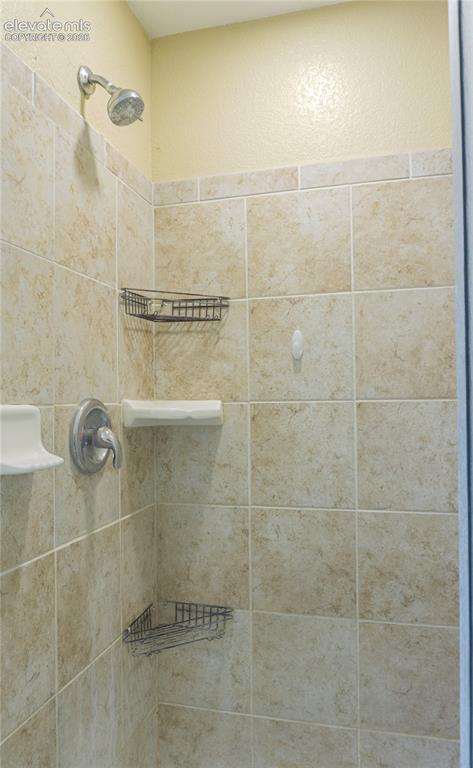 Image 20 of 32: Shower