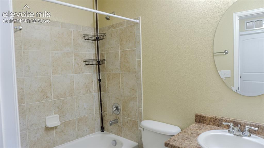 Image 23 of 32: Bathroom