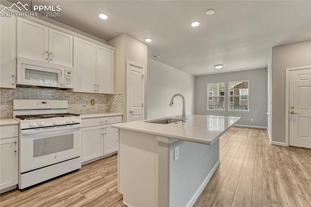 Image 15 of 40: Kitchen