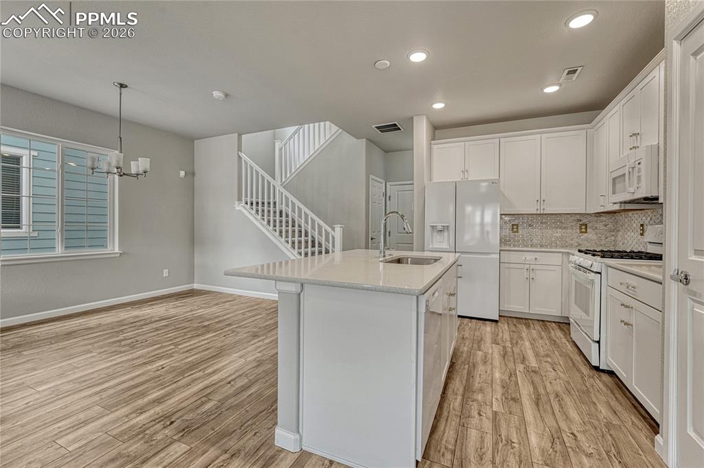 Image 17 of 40: Kitchen