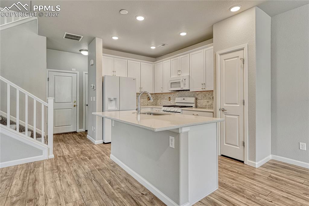 Image 18 of 40: Kitchen