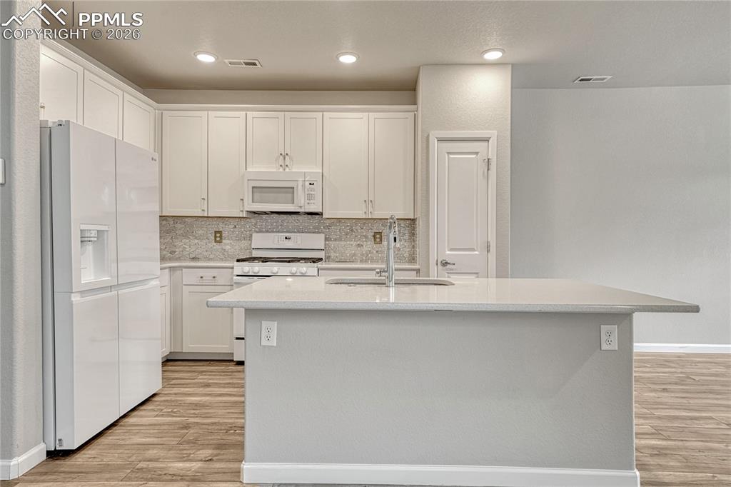 Image 19 of 40: Kitchen