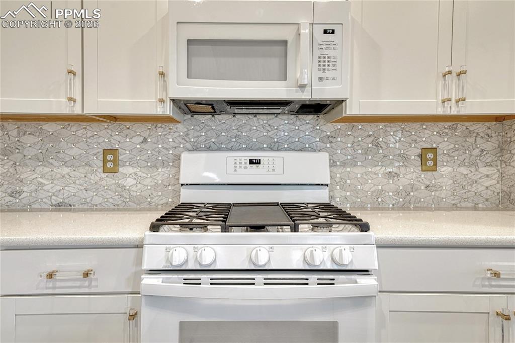 Image 20 of 40: Kitchen