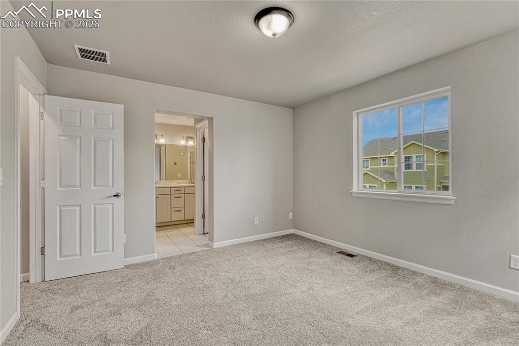 Image 25 of 40: Bedroom