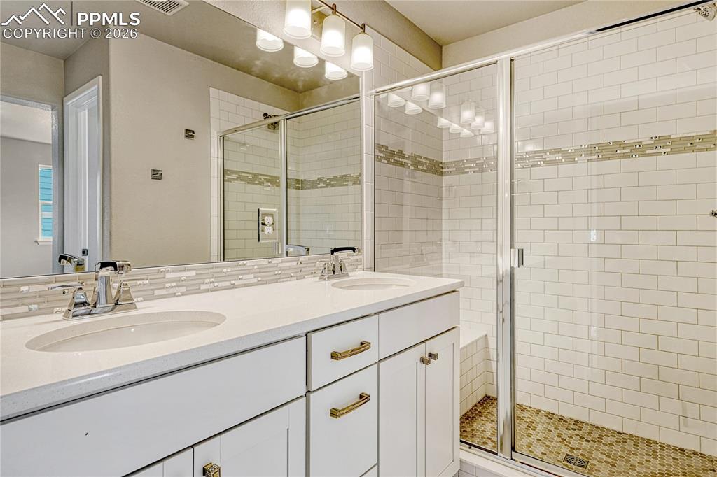 Image 28 of 40: Bathroom