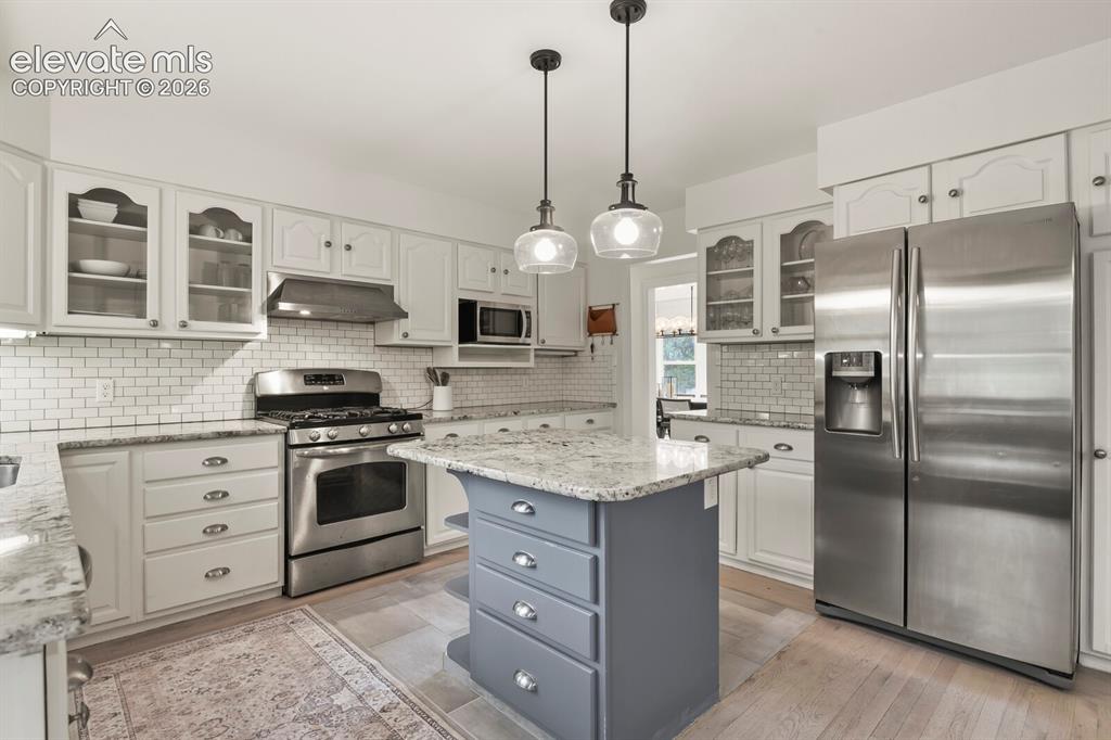 Image 12 of 34: Kitchen
