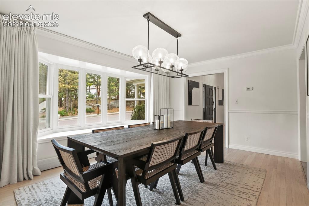 Image 13 of 34: Dining Area