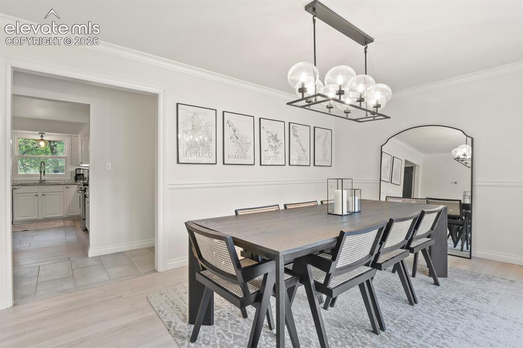 Image 14 of 34: Dining Area