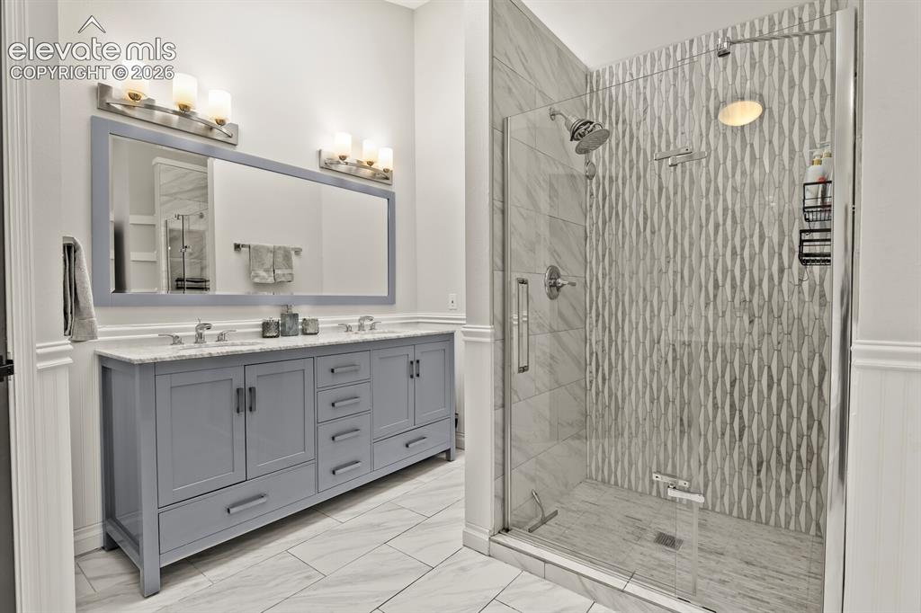 Image 17 of 34: Bathroom