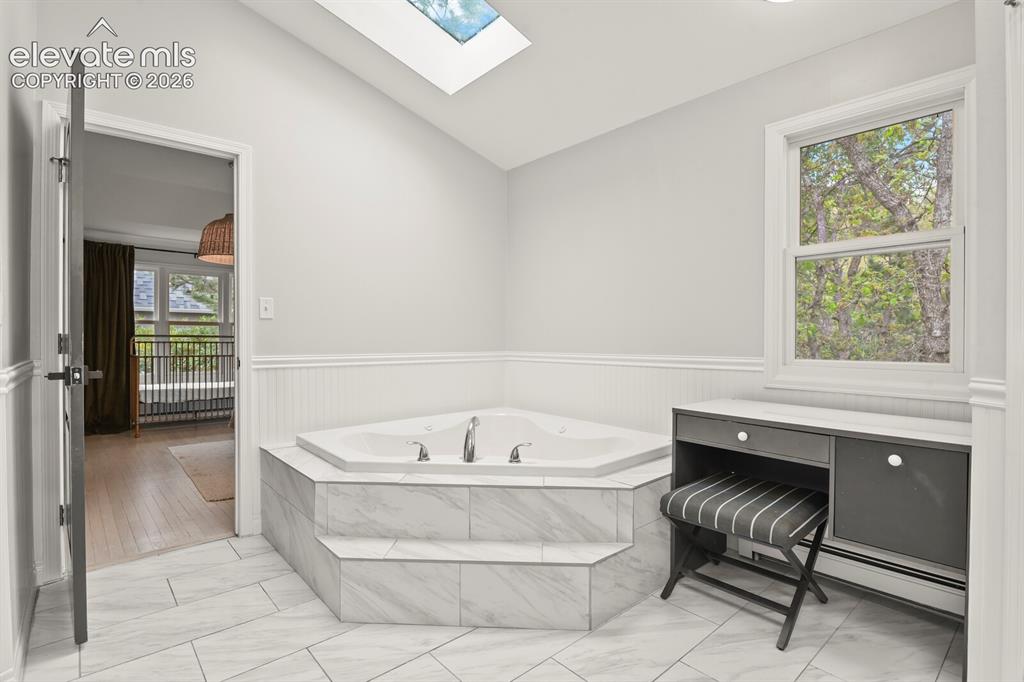 Image 18 of 34: Bathroom