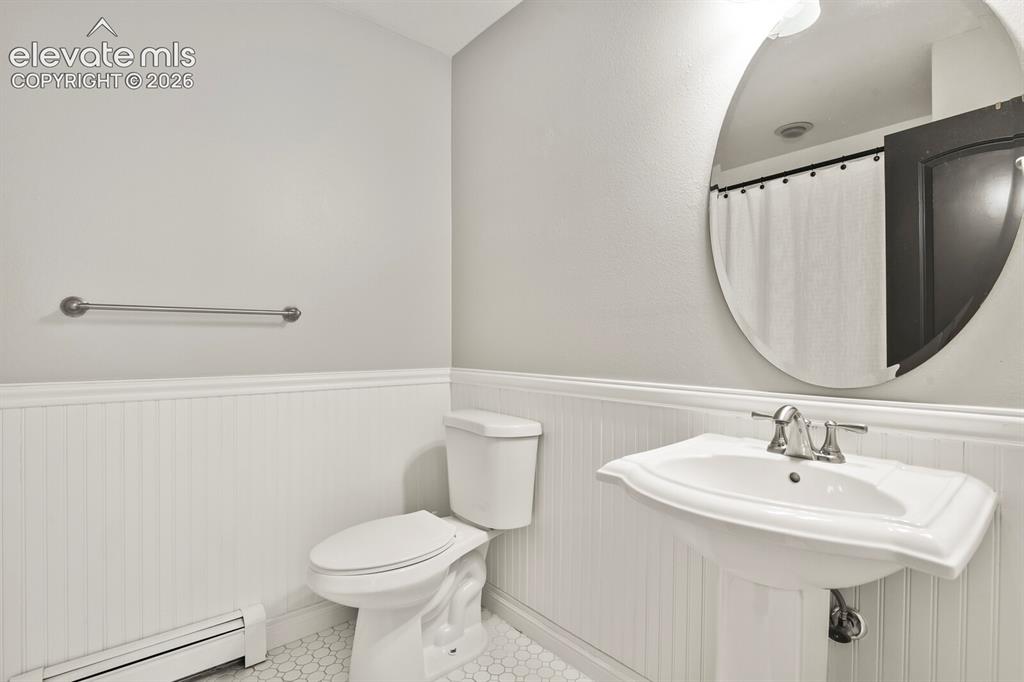 Image 23 of 34: Bathroom