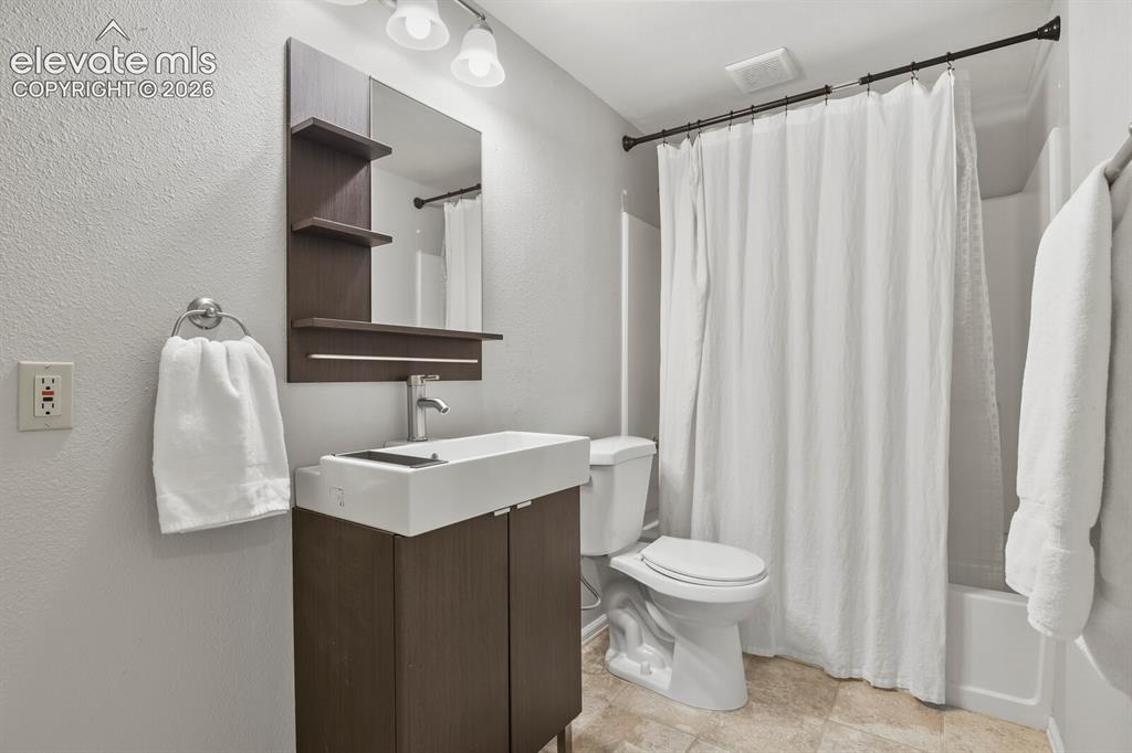 Image 26 of 34: Bathroom