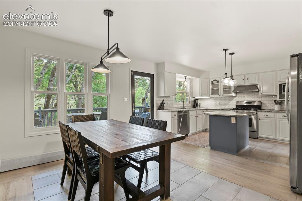 Image 9 of 34: Dining Area