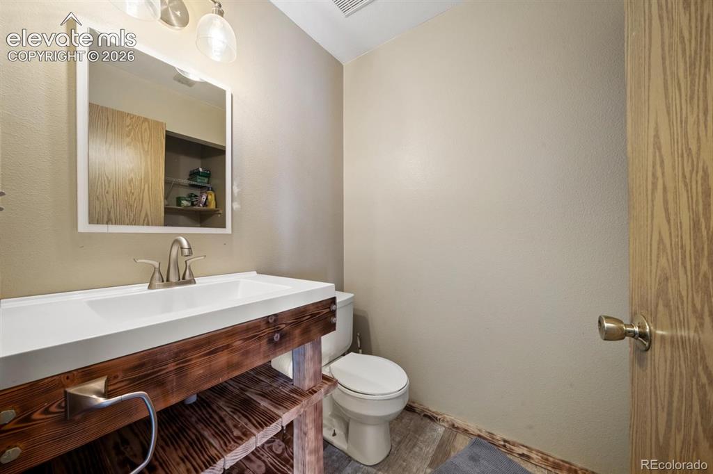 Image 16 of 18: Bathroom