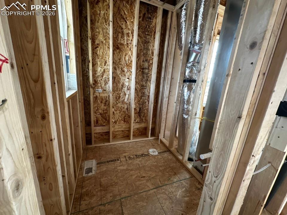 Image 16 of 27: Bathroom