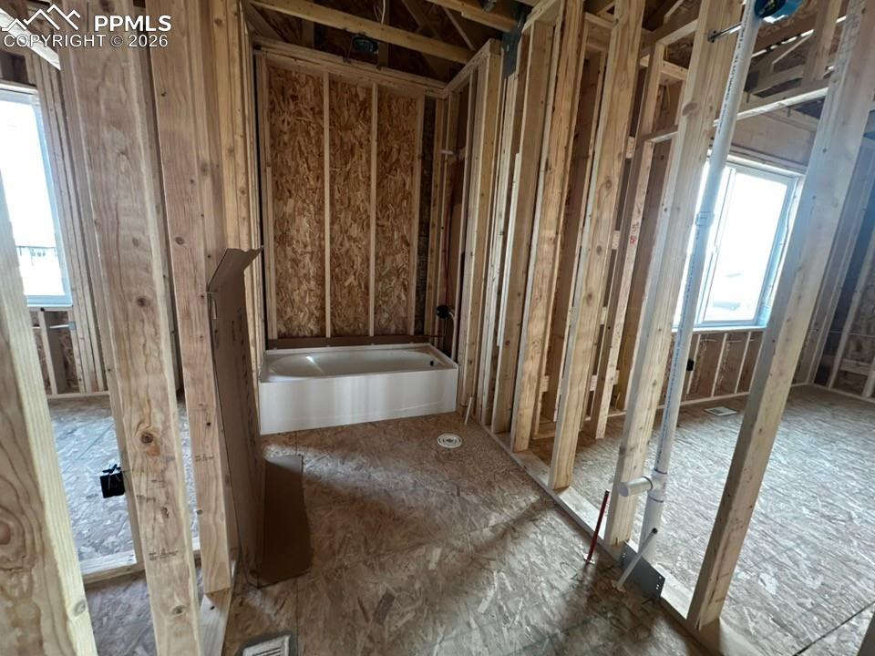 Image 24 of 27: Bathroom