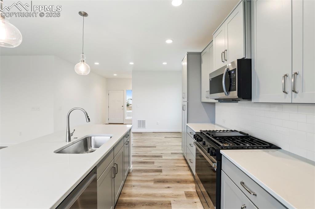 Image 4 of 11: Kitchen