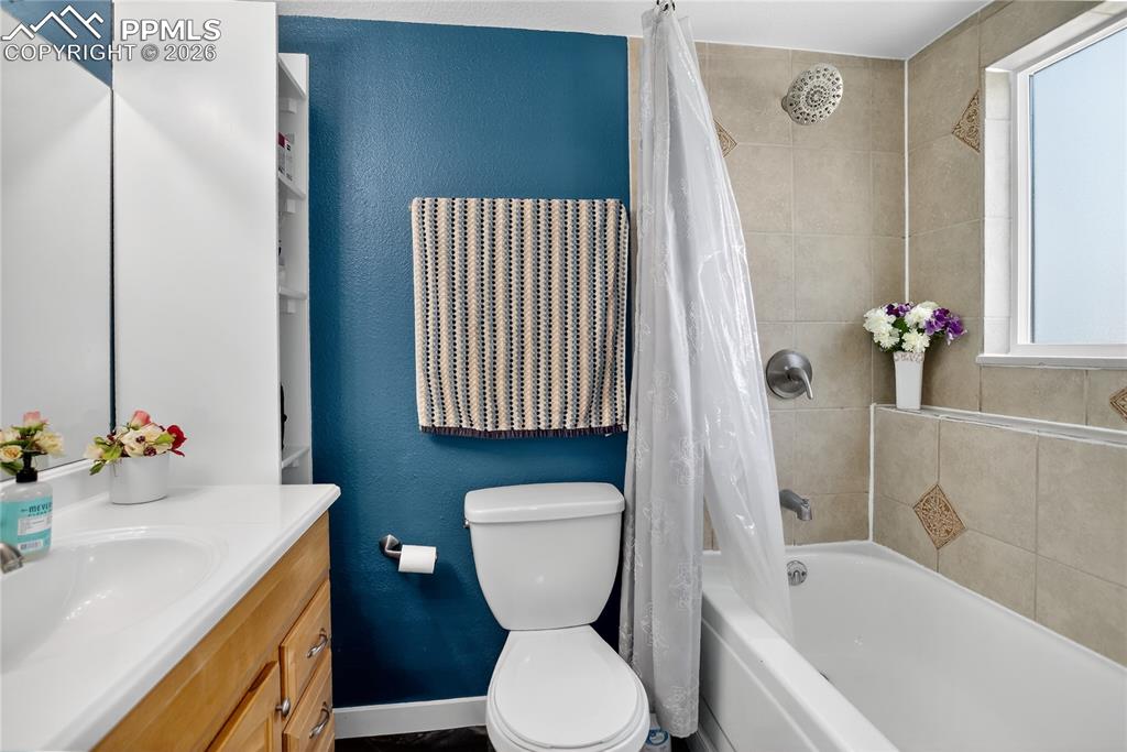 Image 14 of 15: Bathroom