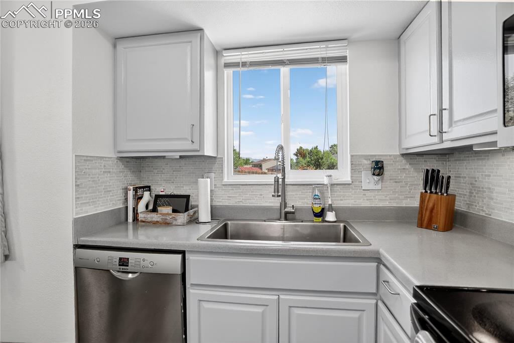 Image 5 of 15: Kitchen