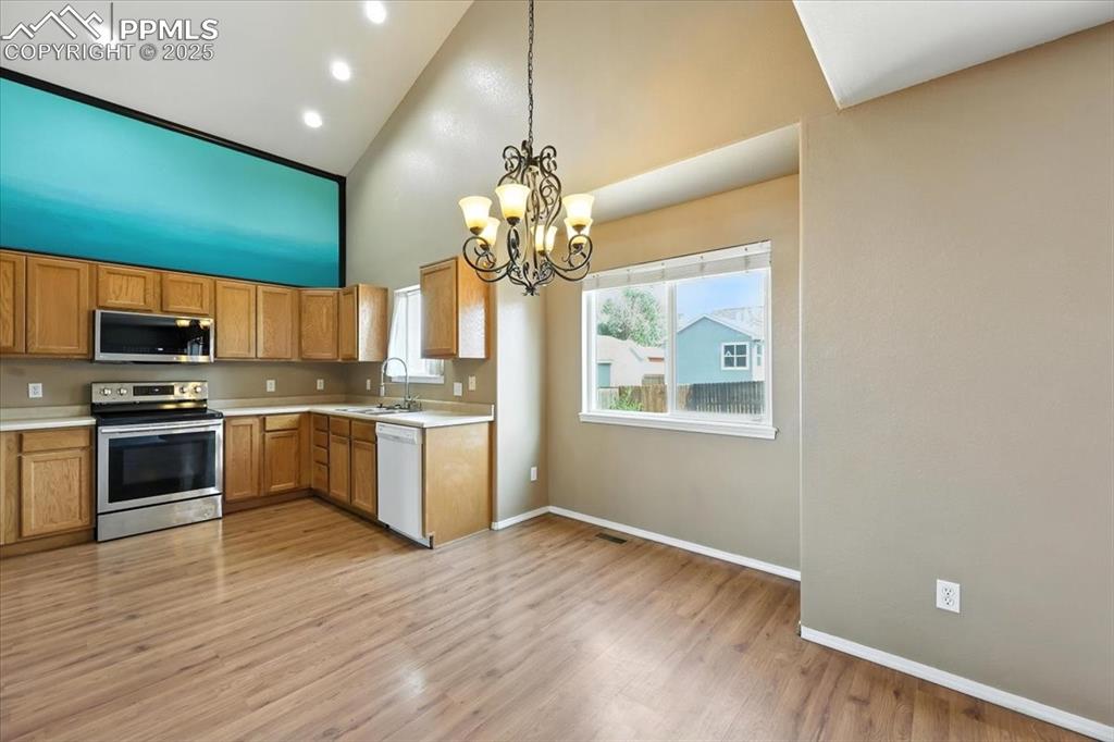 Image 10 of 46: Kitchen