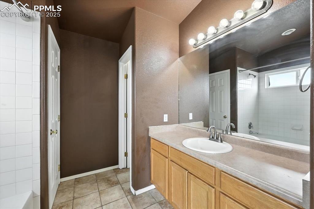Image 25 of 46: Bathroom