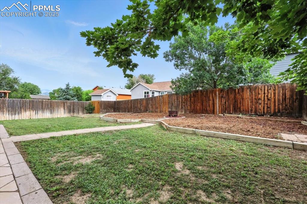 Image 41 of 46: Yard