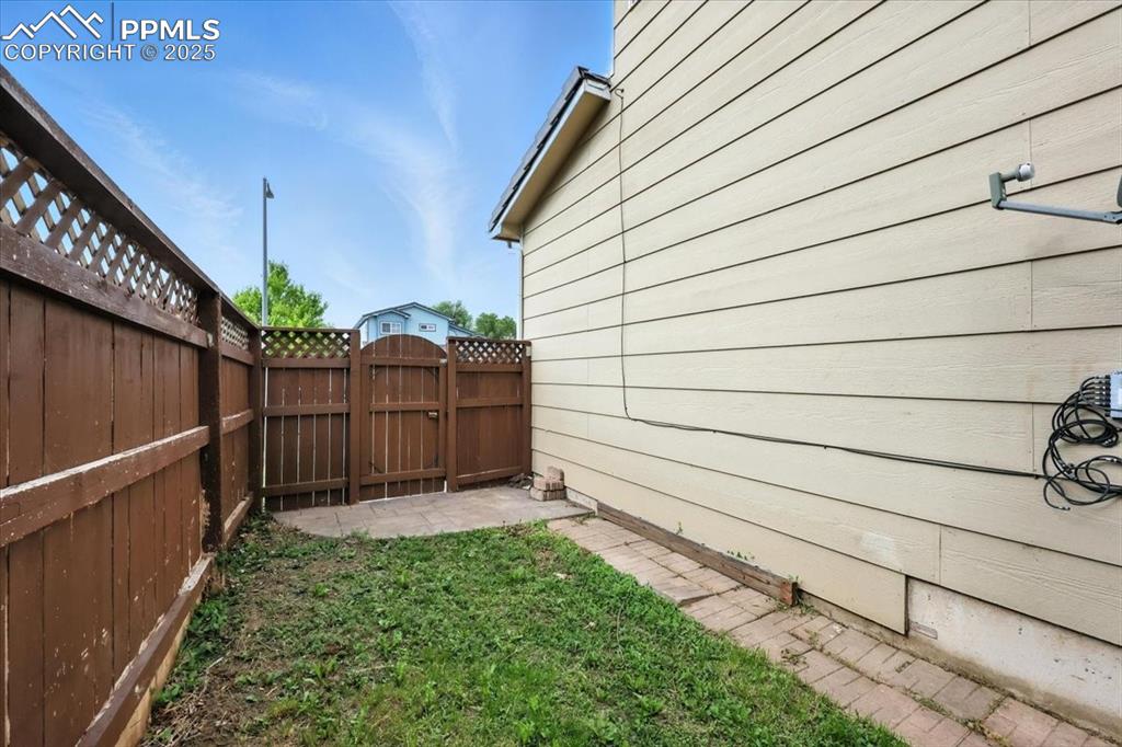 Image 42 of 46: Yard