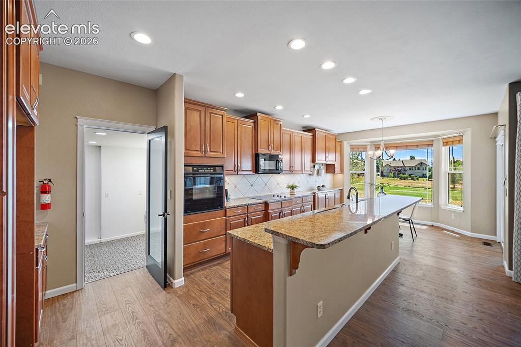 Image 15 of 50: Kitchen