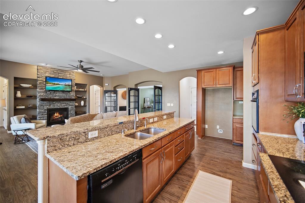 Image 18 of 50: Kitchen