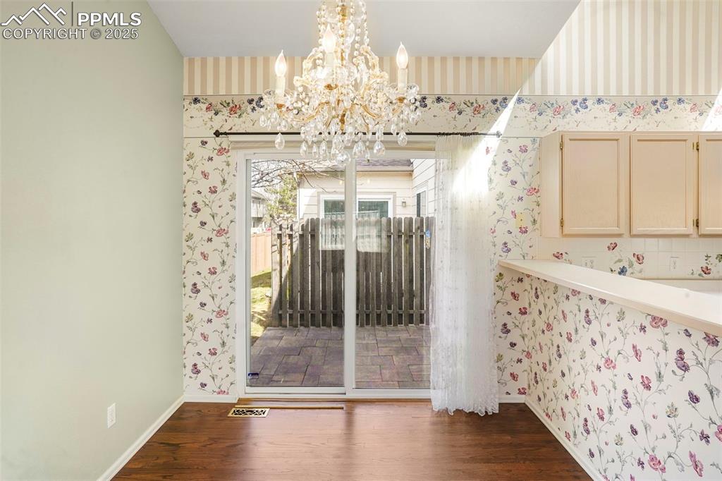 Image 11 of 22: Dining Area