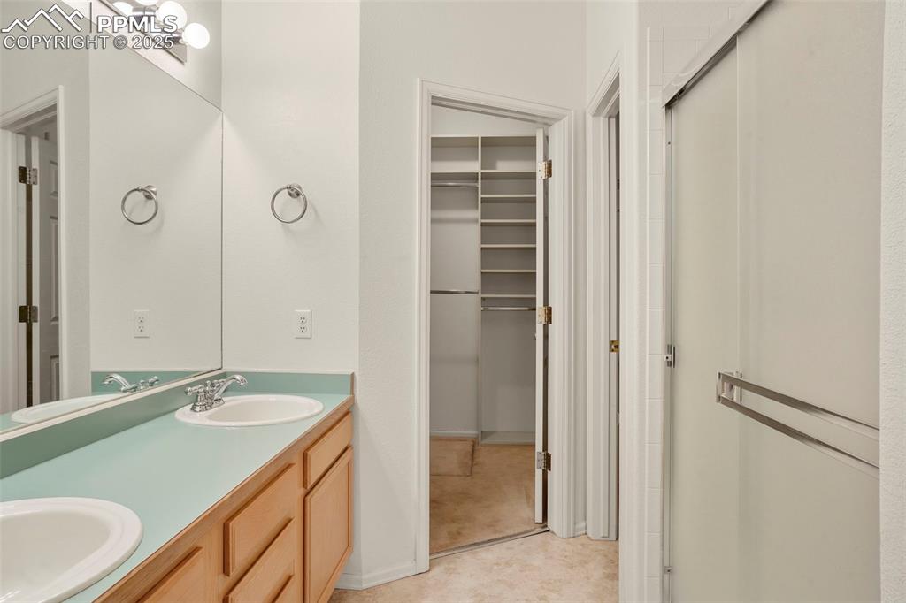 Image 14 of 22: Bathroom