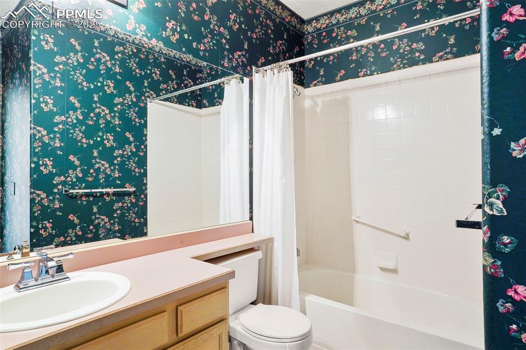 Image 17 of 22: Bathroom