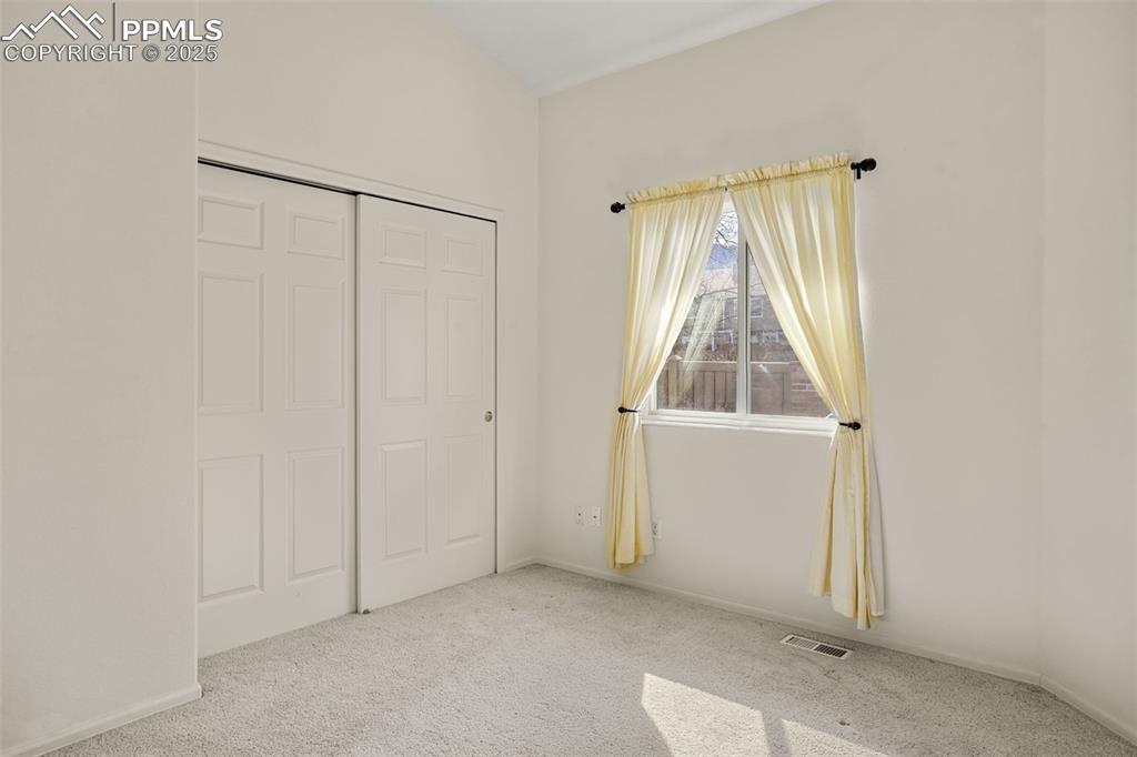 Image 18 of 22: Bedroom