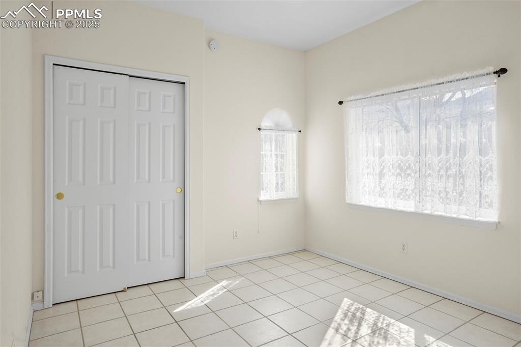 Image 19 of 22: Bedroom