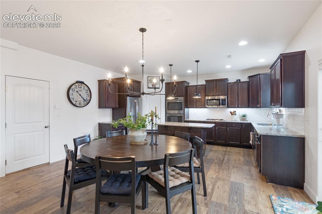 Image 12 of 45: Dining Area