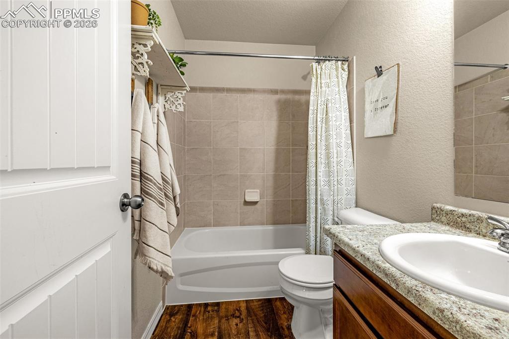 Image 11 of 33: Bathroom