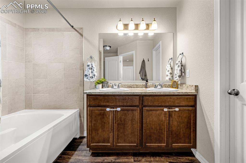 Image 18 of 33: Bathroom