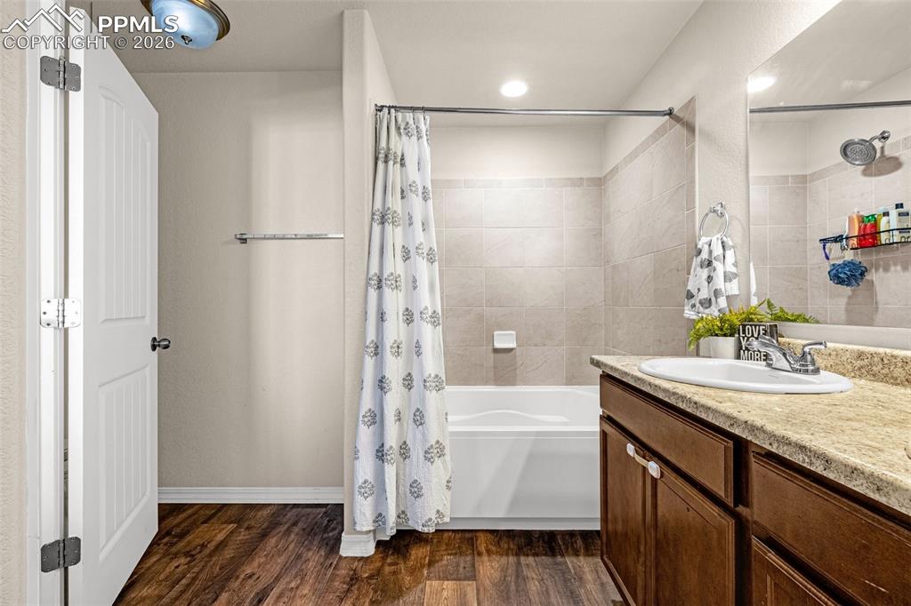 Image 19 of 33: Bathroom