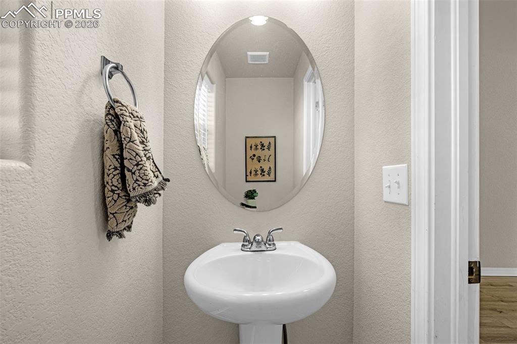 Image 21 of 33: Bathroom