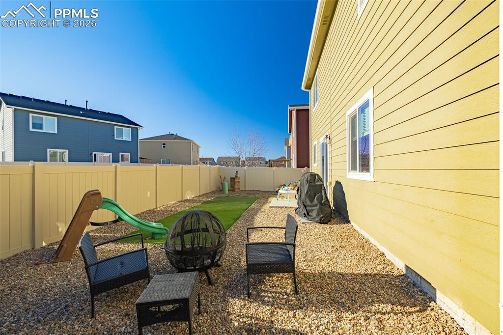 Image 23 of 33: Yard