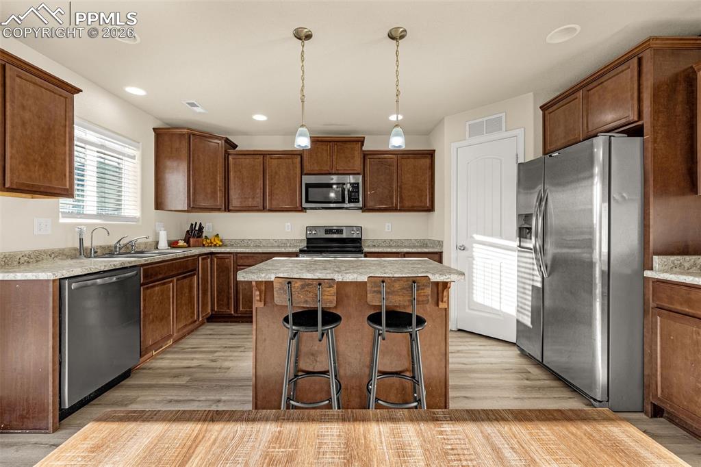 Image 7 of 33: Kitchen