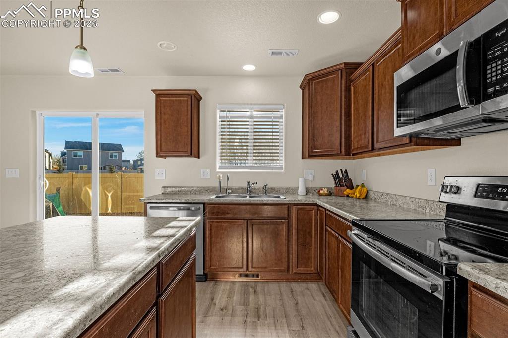 Image 8 of 33: Kitchen