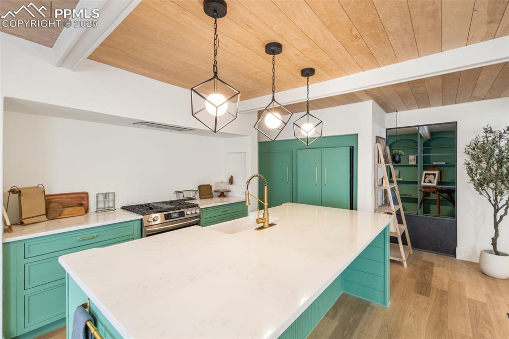 Image 14 of 35: Kitchen